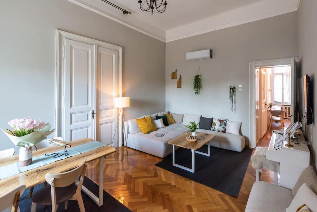No.8: Lovely & Cosy 3-Room Heart Of The City Τιμισοάρα Εξωτερικό φωτογραφία
